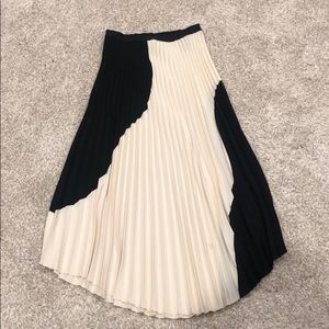 Pleated Midi skirt